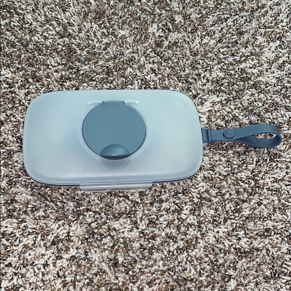 snug seal wipes case